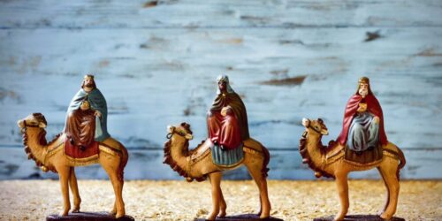 the three kings in their camels